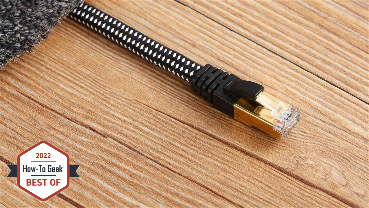 Câble Ethernet DanYee au sol sous le tapis
