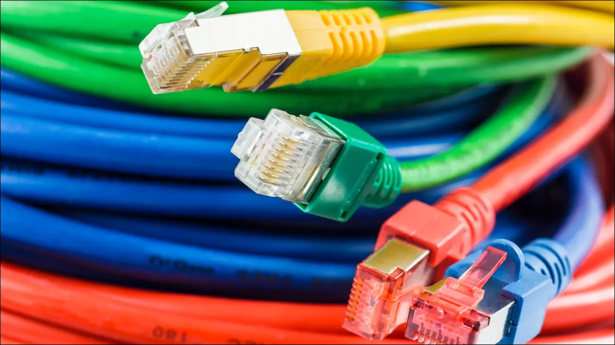 câbles Ethernet colorés enveloppés