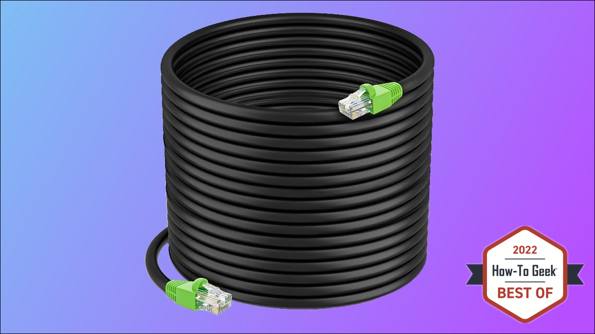 Câble Ethernet Gearit sur fond violet