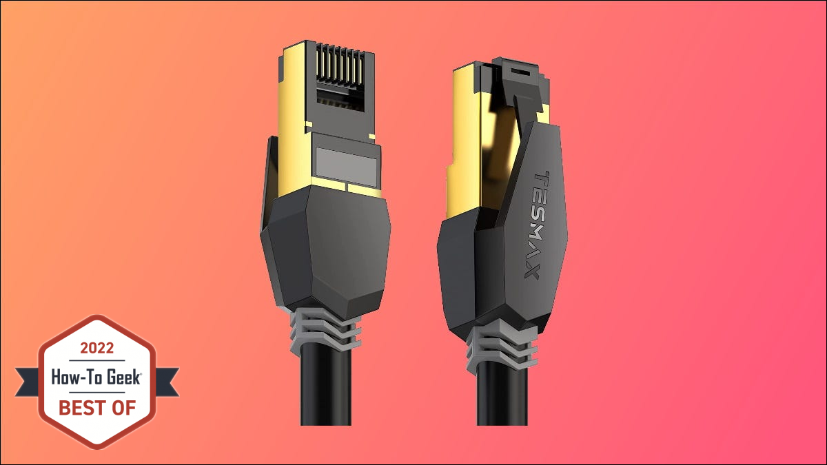 Câble Ethernet Tesmax sur fond rose