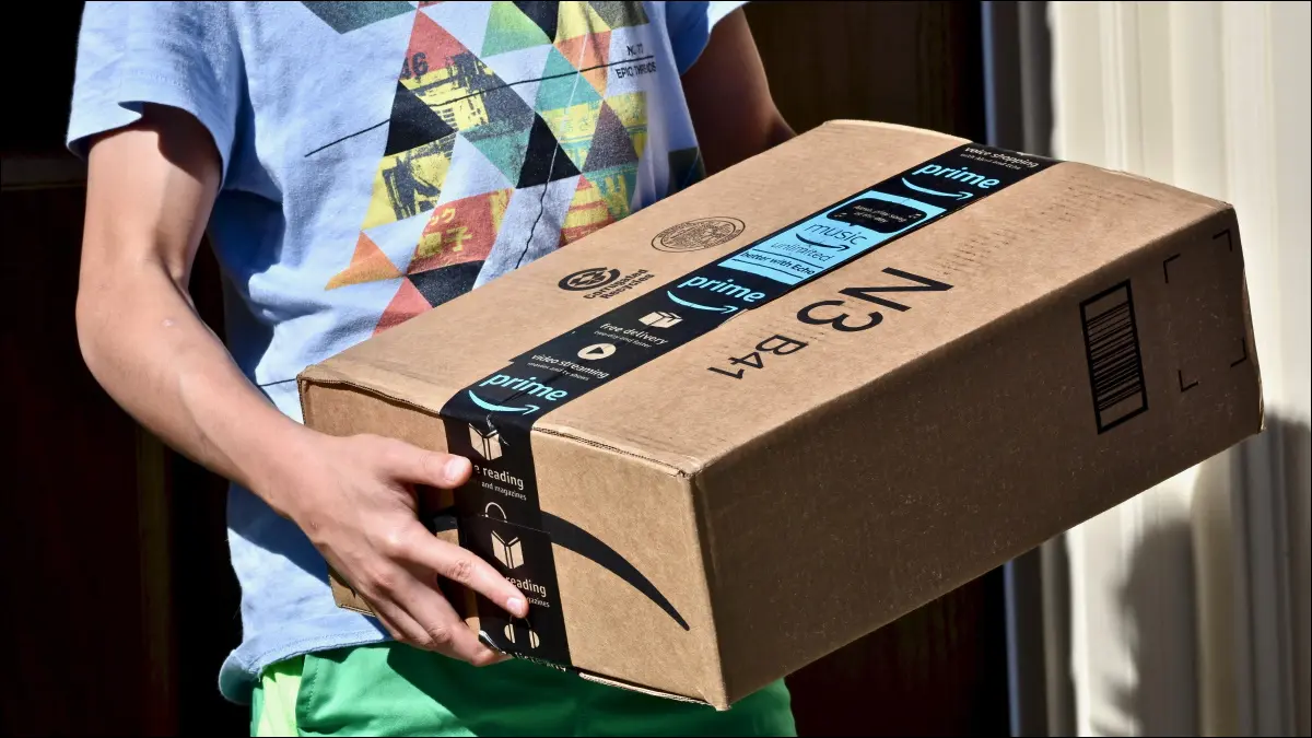 Persona con caja de Amazon