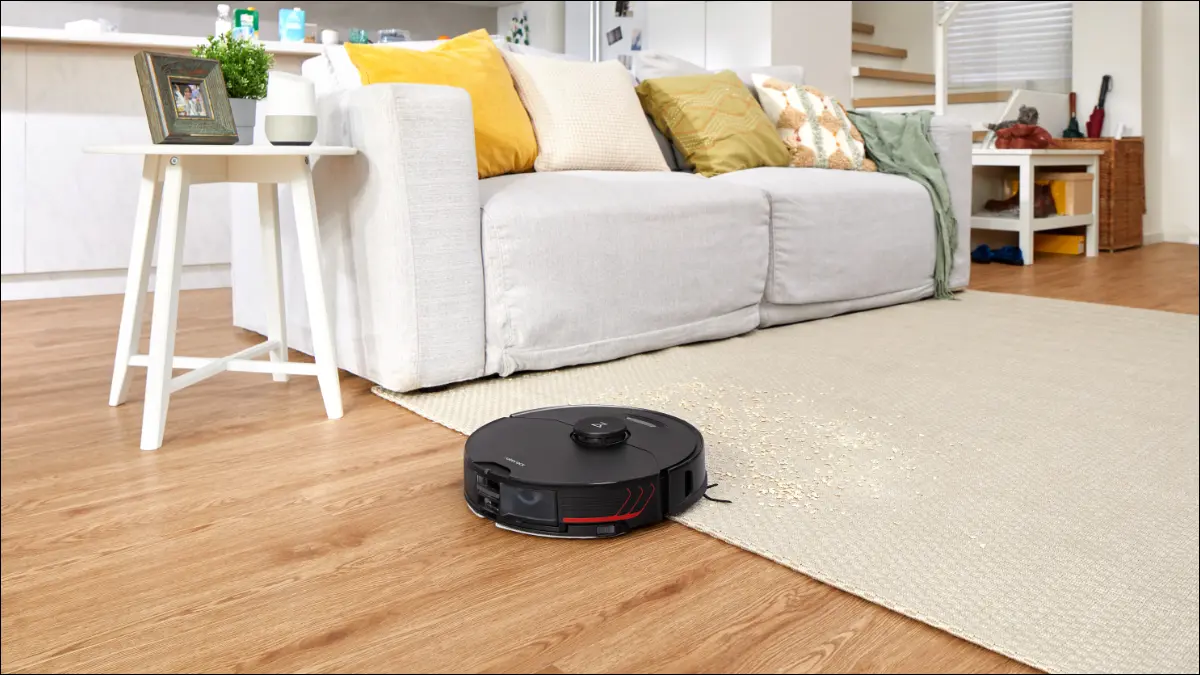 Roborock S7 MaxV conduciendo sobre una alfombra