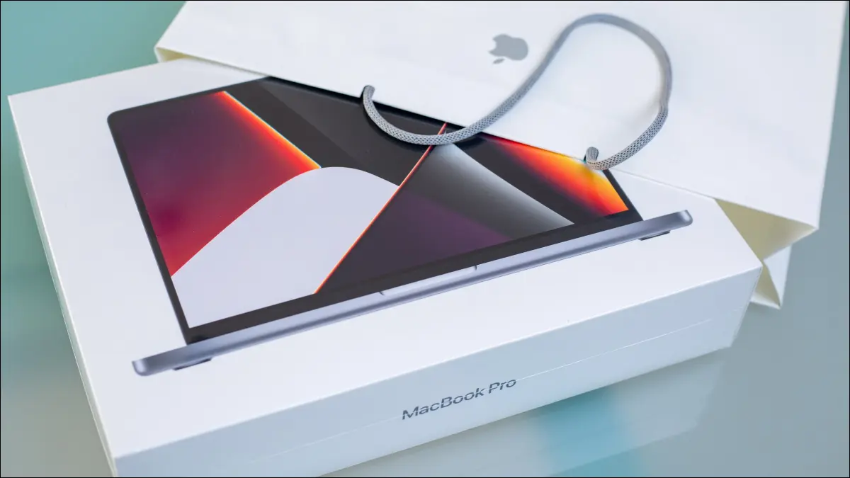 Una scatola del MacBook Pro che emerge da una borsa della spesa dell'Apple Store.
