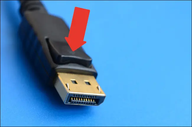 Naciśnij przycisk zwalniający na złączu kabla DisplayPort.
