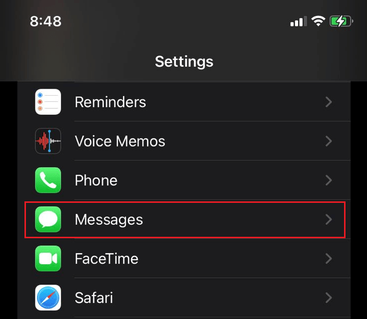 Przejdź do Ustawień na iPhonie, a następnie do Wiadomości