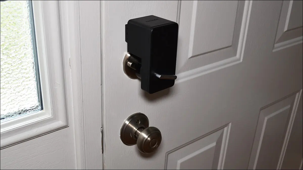 SwitchBot Lock instalat pe o ușă.