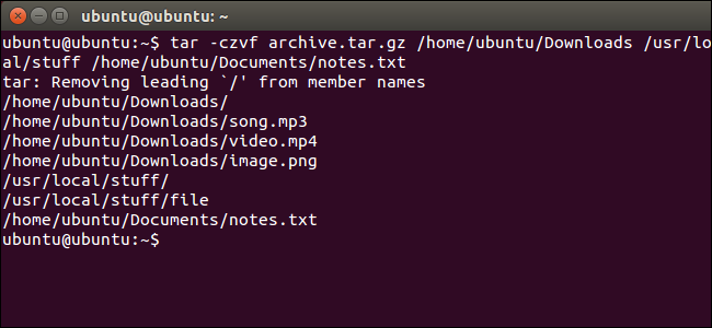Terminalul Ubuntu comprimând mai multe directoare simultan cu comanda „tar”.