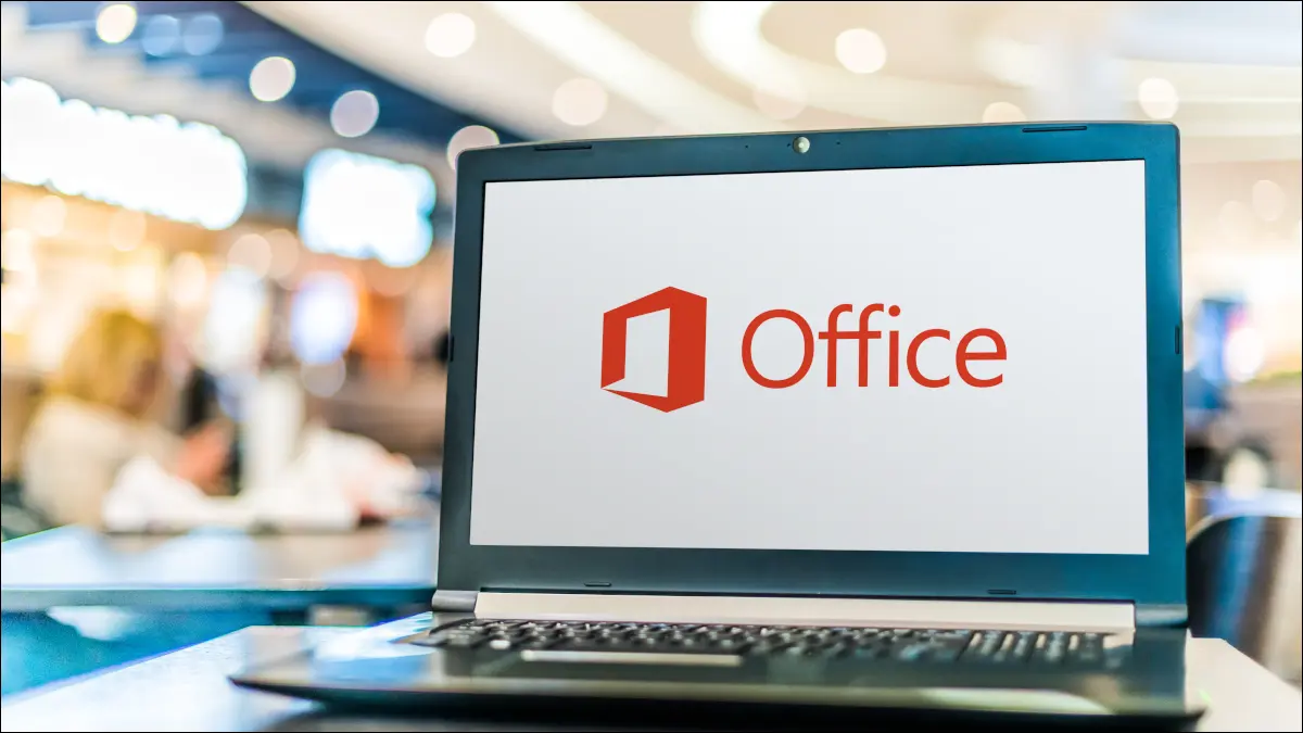 Laptop dengan logo Microsoft Office di layar.