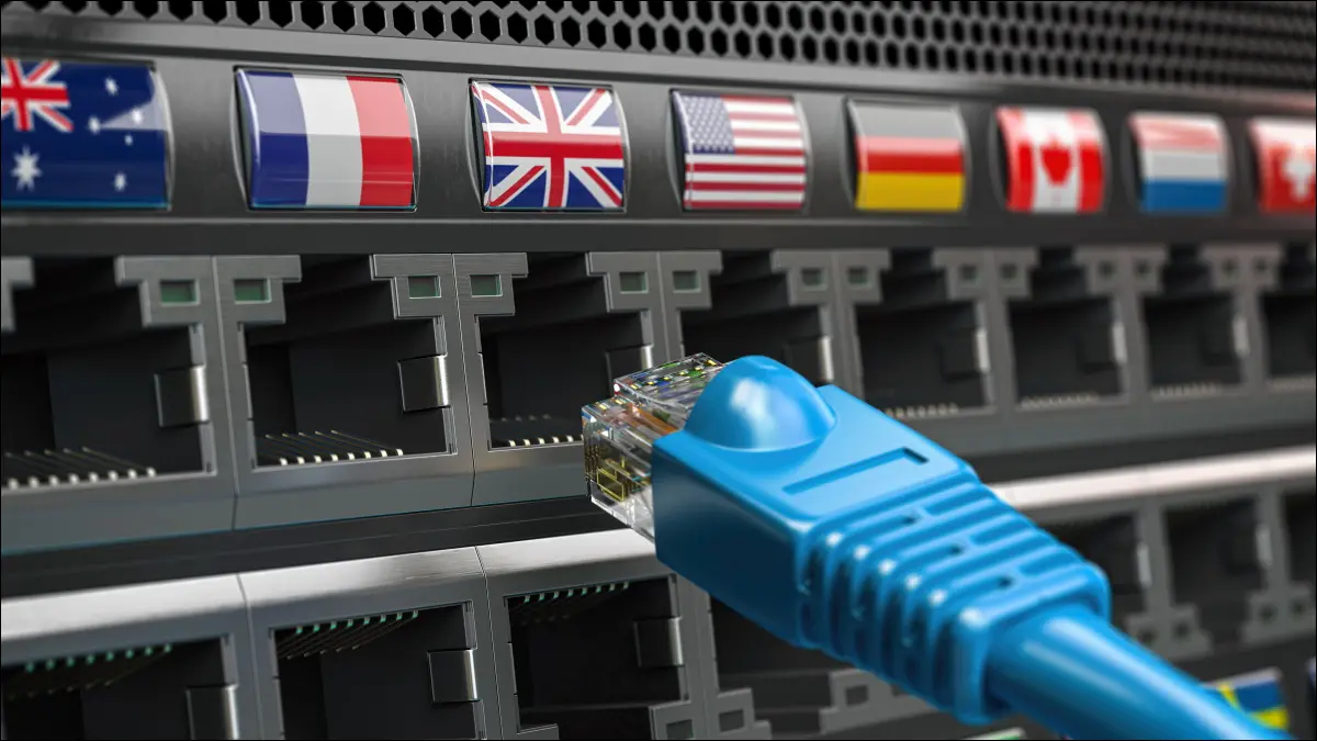 イーサネットケーブルをさまざまな国のラベルが付いたポートに接続します。