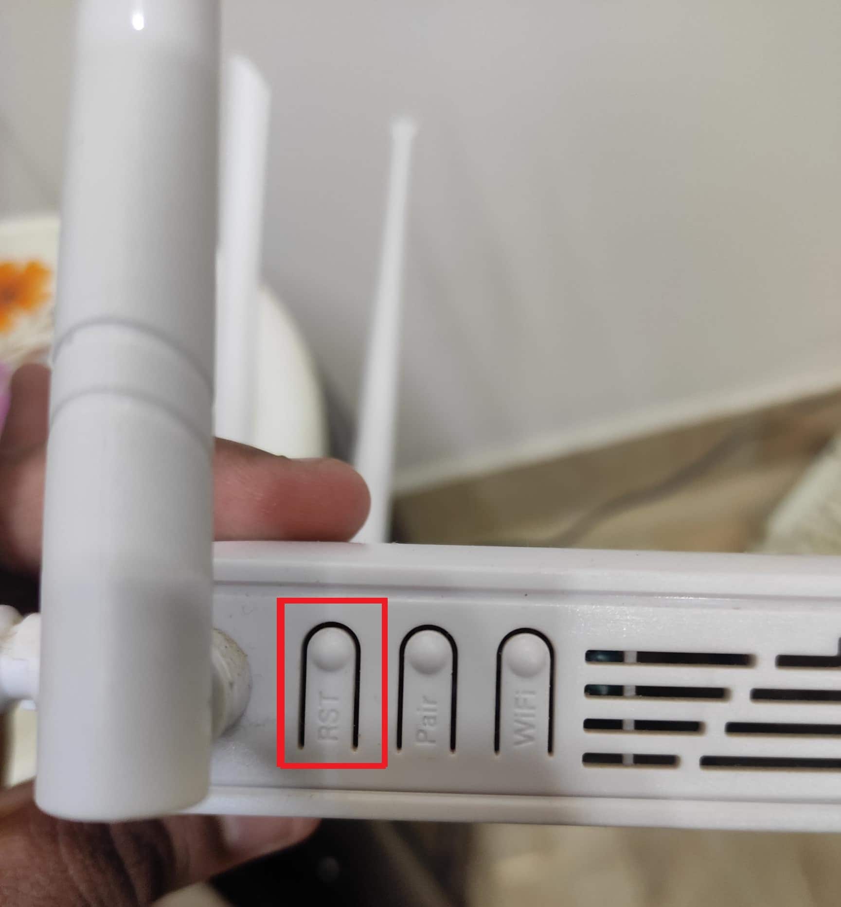 ルーターリセットボタン。 Huaweiモデムのロックを解除する方法