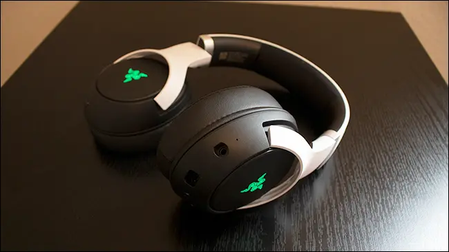 Zestaw słuchawkowy Razer Kaira Pro z zieloną kolorystyką Chroma RGB ustawiony na stole