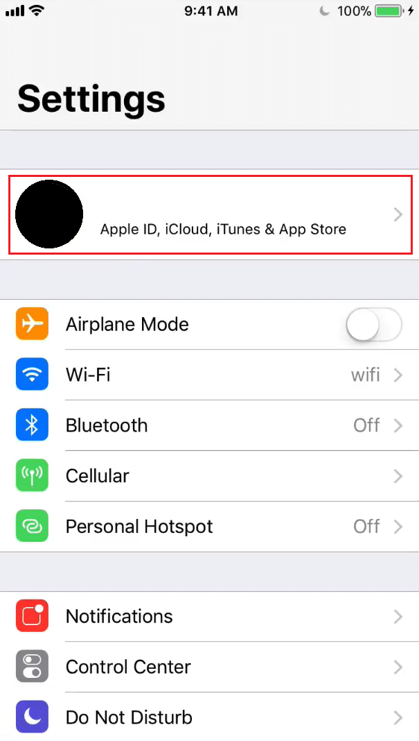 iPhoneの設定でApple IDのiCloudプロファイルをタップします