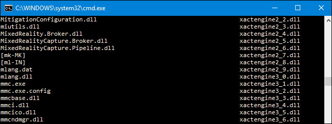 Símbolo del sistema con la lista de archivos que se muestran en columnas.