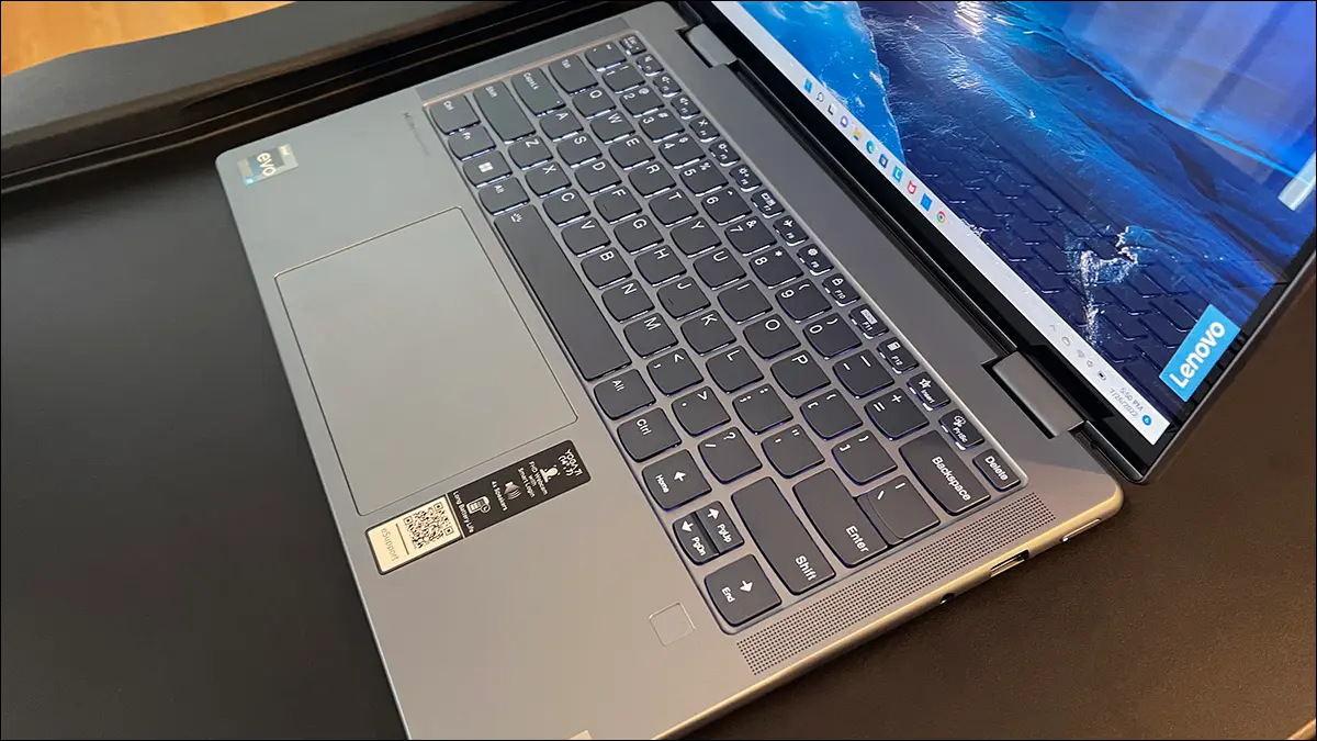 Vista ad angolo di un Lenovo Yoga 7i aperto