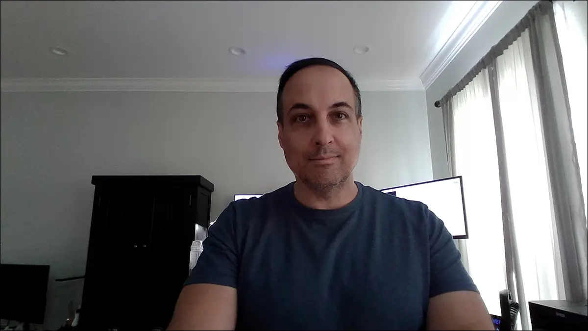 Uomo davanti a una webcam