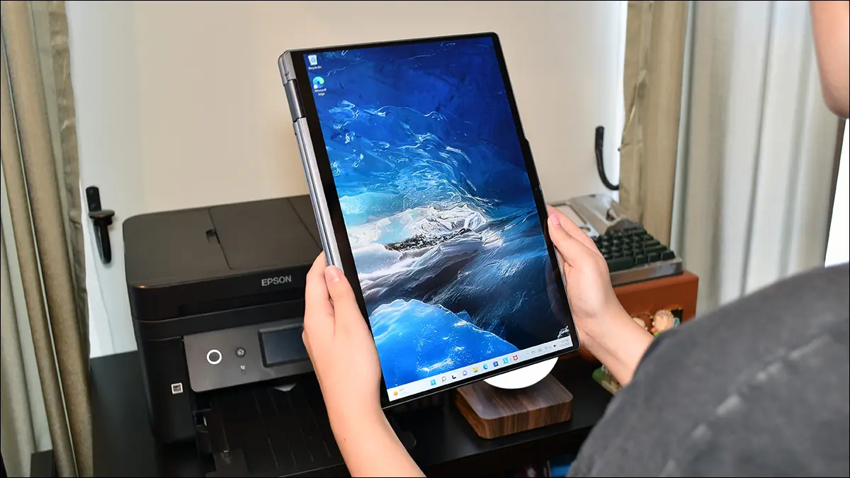 Lenovo Yoga 7i in modalità Tablet tenuto da una ragazza