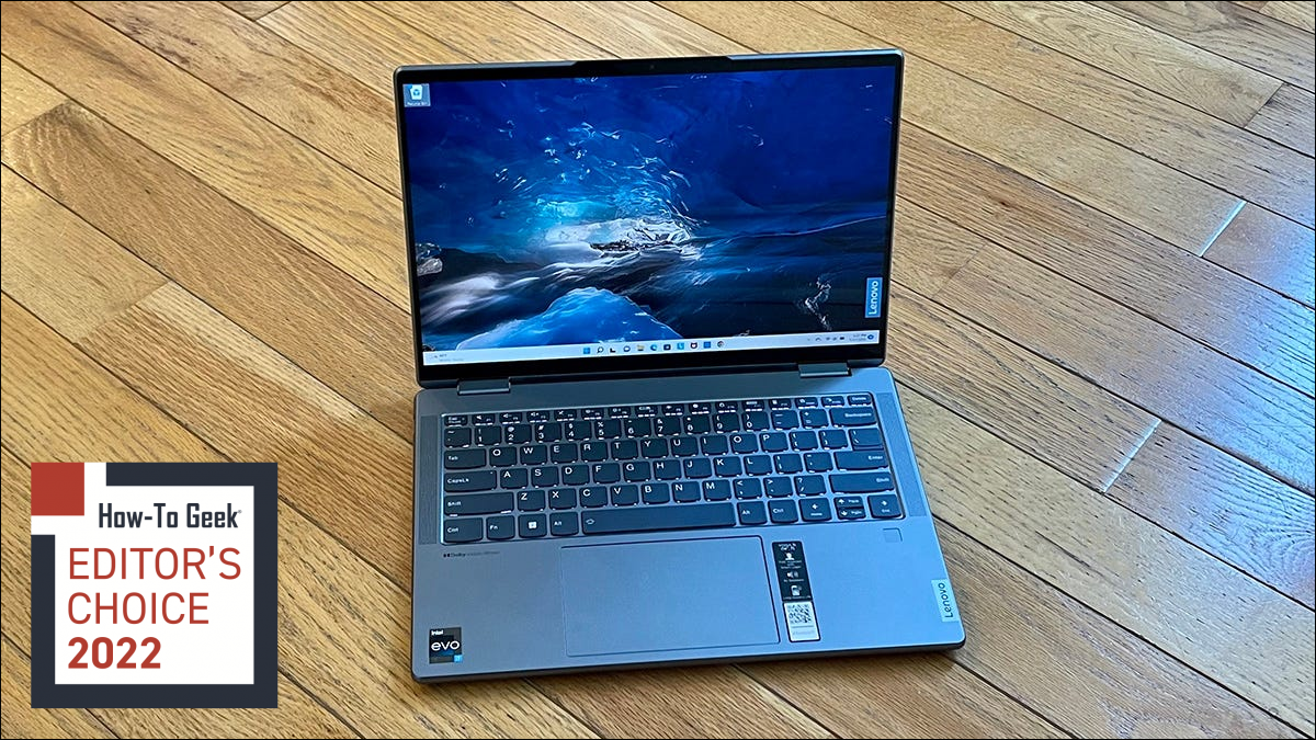 Laptop Lenovo Yoga 7i da 14 pollici su pavimento in legno