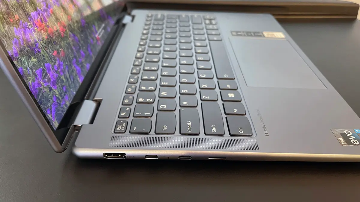 Lato sinistro del laptop Lenovo Yoga 7i