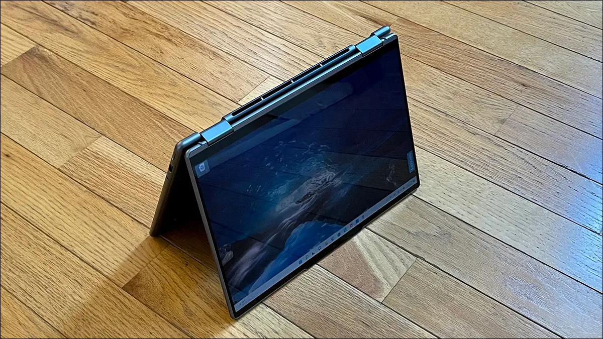 Lenovo Yoga 7i in modalità Tenda su pavimento in legno