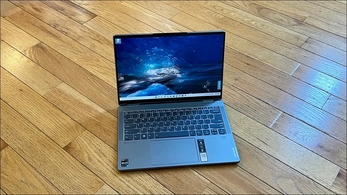 Apri Lenovo Yoga 7i su pavimento in legno