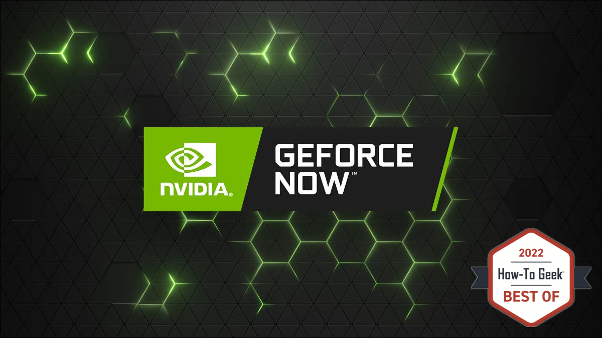 緑と灰色のハニカム背景に GeForce Now のロゴ