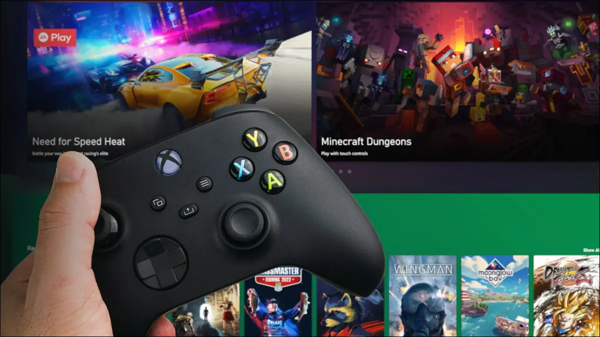 モニターの前で xbox コントローラーを持っている人