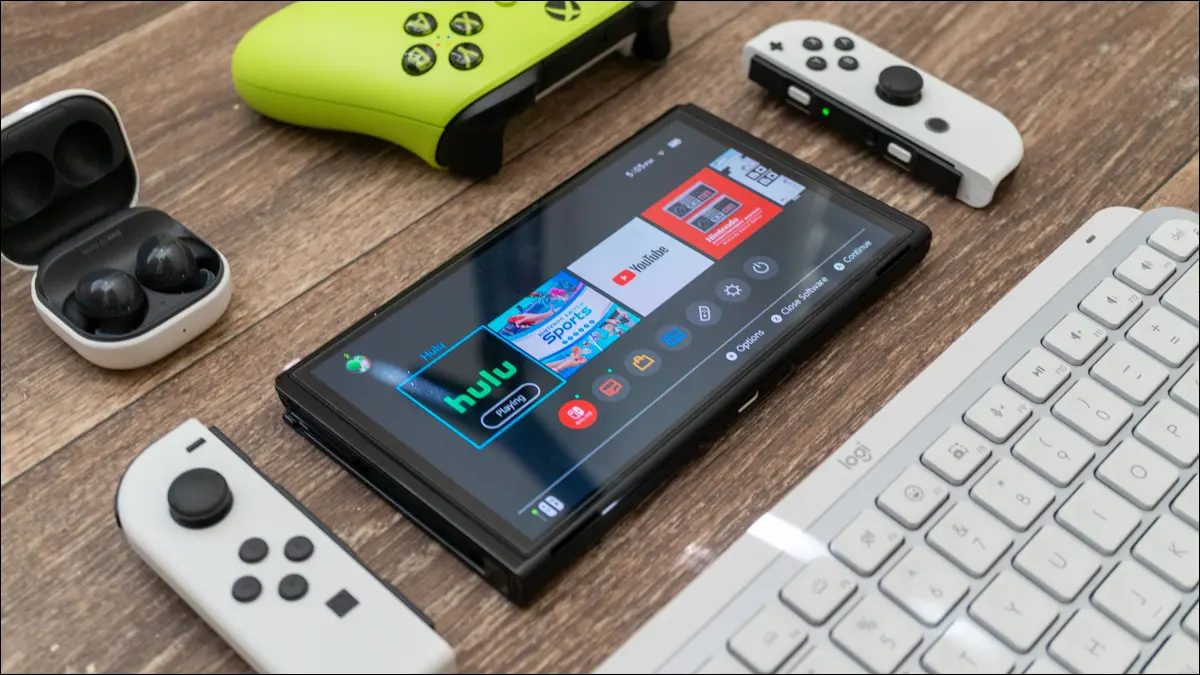 Nintendo Switch с клавиатурой, контроллером Xbox One и наушниками