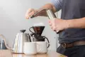 Dois-je moudre mes grains de café ou acheter pré-moulu ?