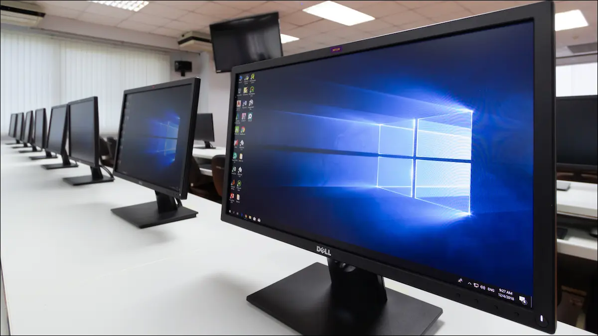 Mai multe computere Windows pe un birou