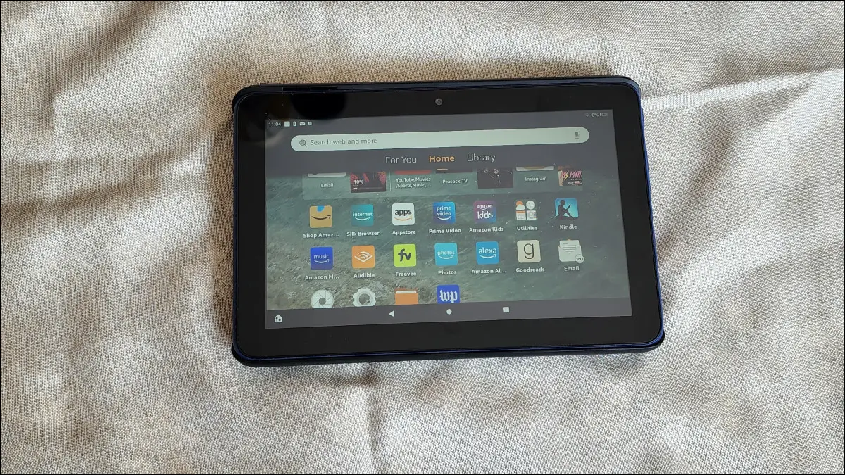 Tablet Amazon Fire 7 dihidupkan dan diletakkan di atas meja