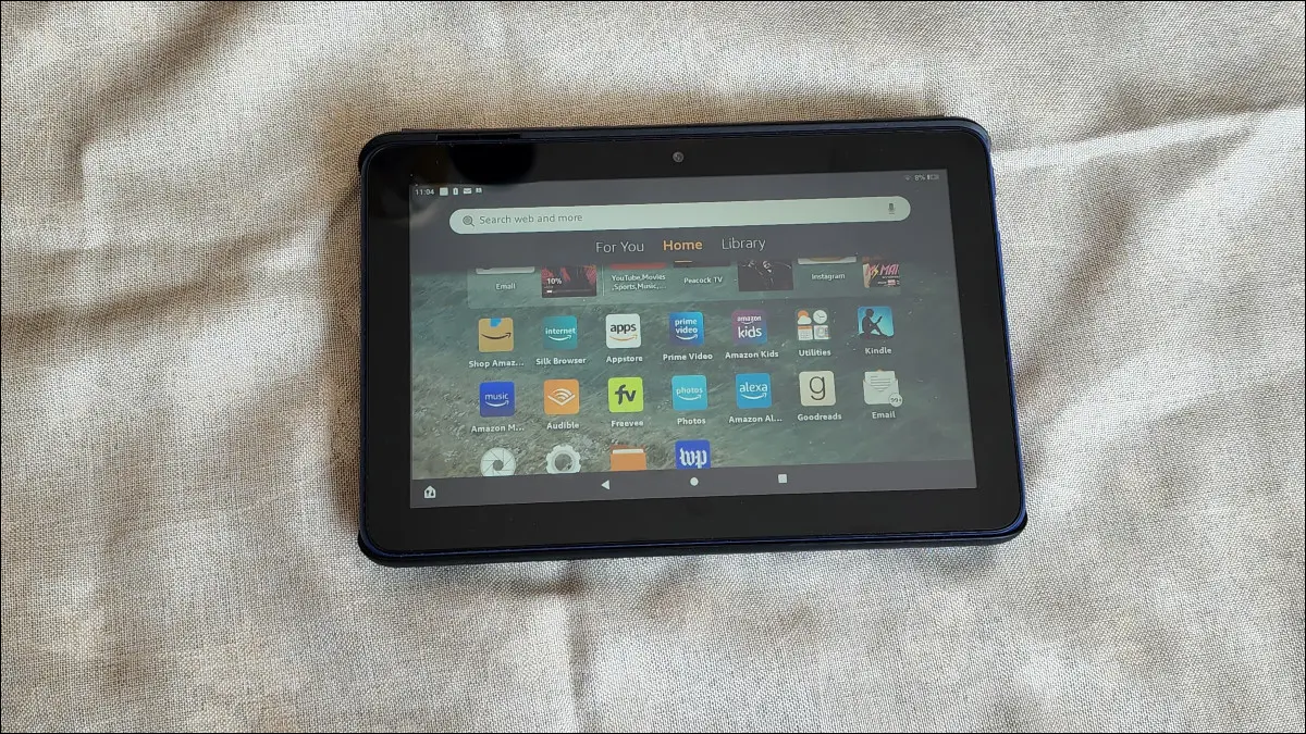 Tablette Amazon Fire 7 allumée et posée sur une table