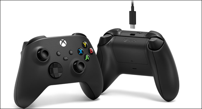 Une manette sans fil Xbox avec un câble USB Type-C