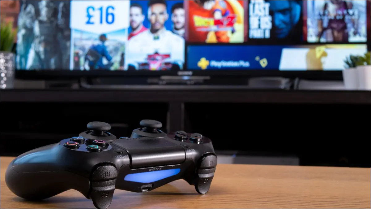 Pengontrol Sony Dualshock 4 di depan TV yang menunjukkan toko PlayStation.