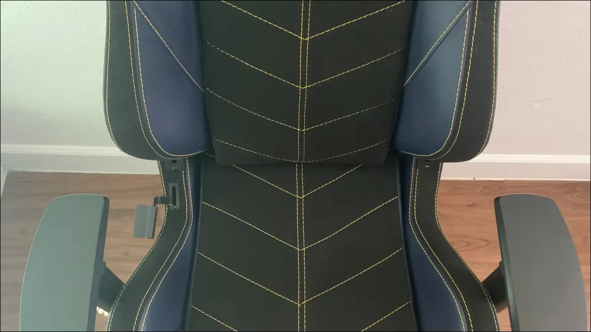 Vertagear SL5000 เย็บไม่ตรงแนวบนเบาะรองนั่ง