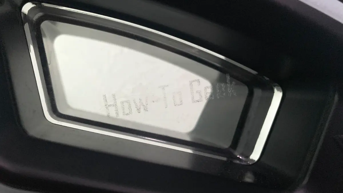 ชิ้นอะคริลิค Vertagear SL5000 พร้อมการแกะสลัก How-To Geek แบบกำหนดเอง