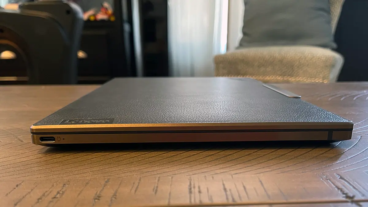Notebook touchscreen Lenovo ThinkPad Z13 Gen 1 chiuso che mostra il lato sinistro