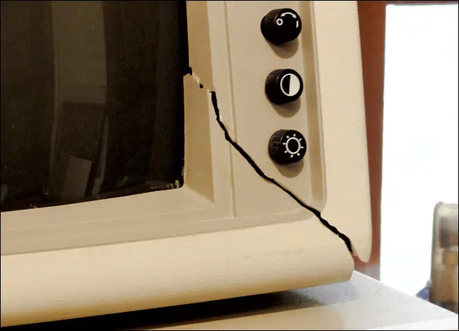 Danos de envio a um monitor de PC IBM.