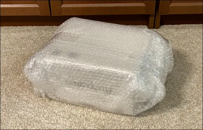 Enrole o item em 1-3 camadas de plástico bolha.
