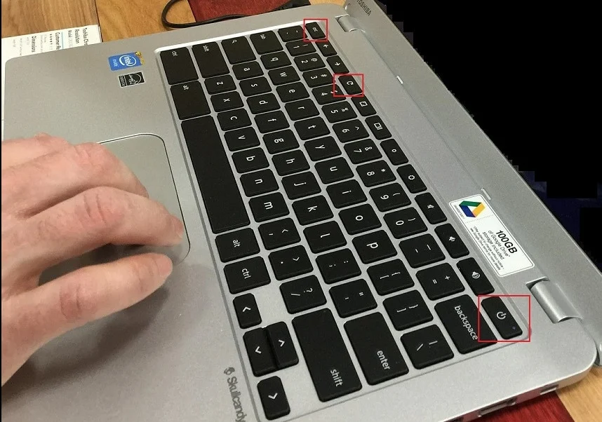Drücken Sie in Chromebook | gleichzeitig die Tasten Esc Refresh und Power So umgehen Sie den Administrator auf dem Schul-Chromebook