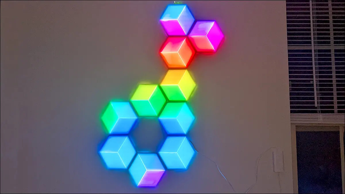 Govee Glide Hexa Pro Installé Set To Rainbow