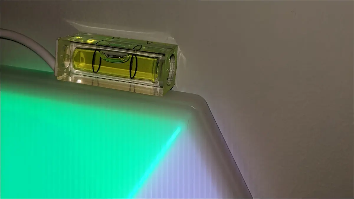 Panneau Govee Glide Hexa Pro avec niveau pendant l'installation