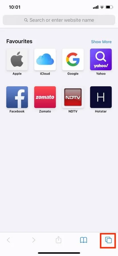 打開 Safari 並點擊標籤圖標。如何在 iPhone 上關閉隱身模式