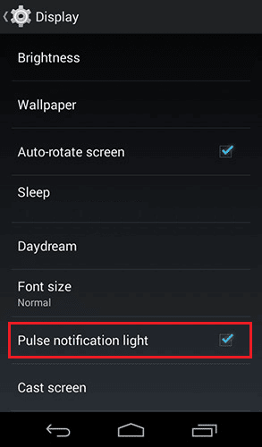 パルス通知ライトオプションを見つけてタップし、チェックボックスをオンにして、Moto E の LED ライトをオンにします。