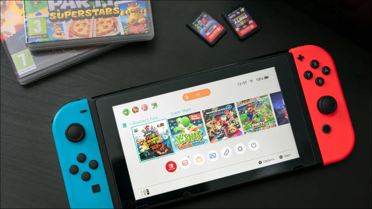 桌面上的 Nintendo Switch 控制台,旁邊是兩個遊戲卡帶及其外殼。