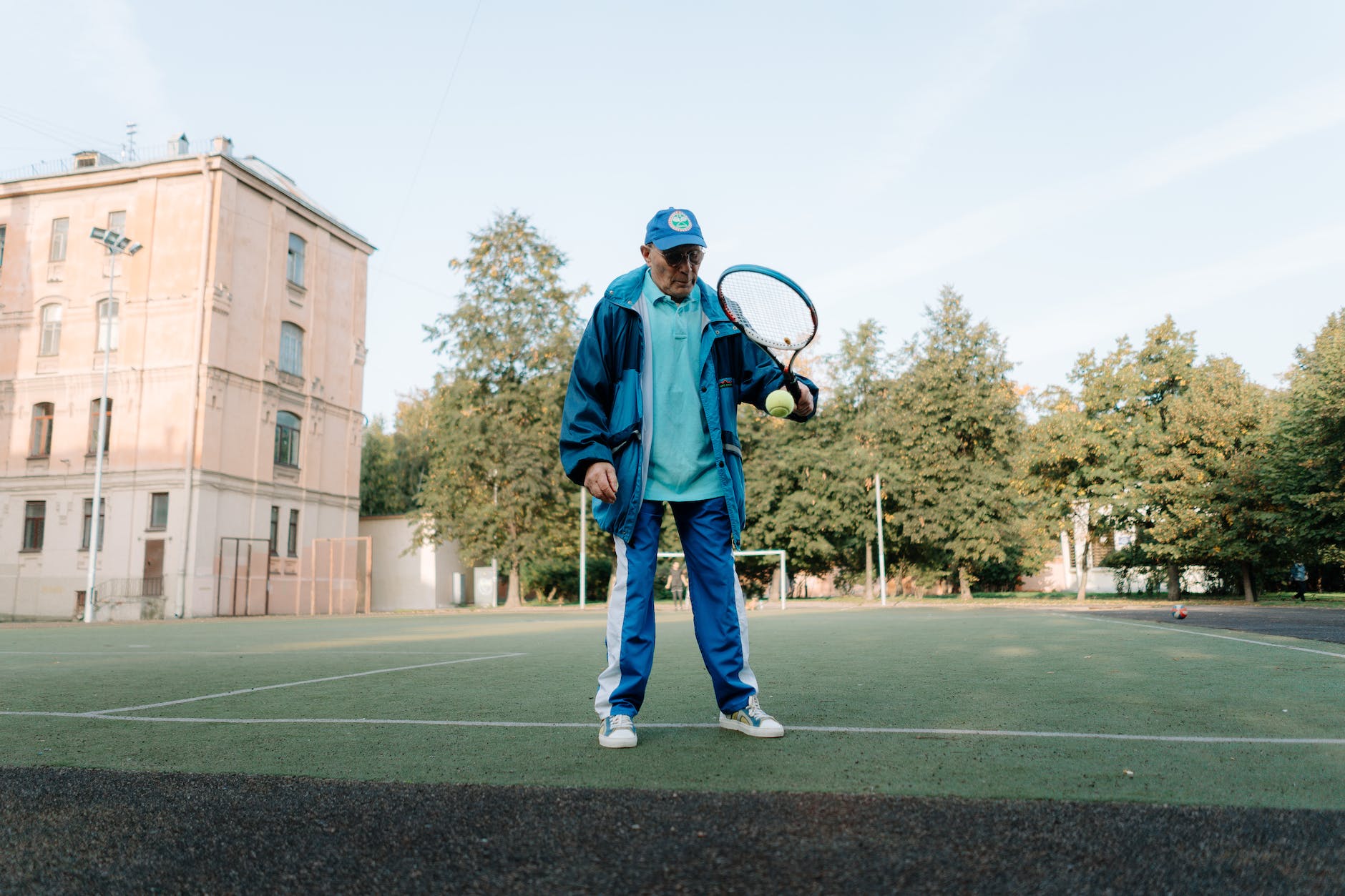 Jugando tenis