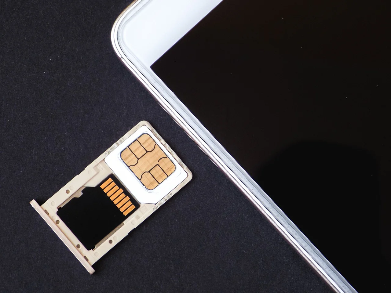 ใส่ sd card และ sim ในโทรศัพท์