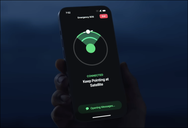 Un iPhone utilisant le SOS d'urgence par satellite