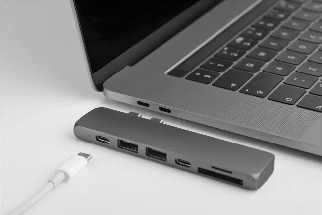 Birkaç kablo ve kart okuyucu bağlantı noktasına sahip bir dizüstü bilgisayar için Type-C USB hub.