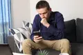 詐欺師はあなたのお金を得るために家族になりすましている
