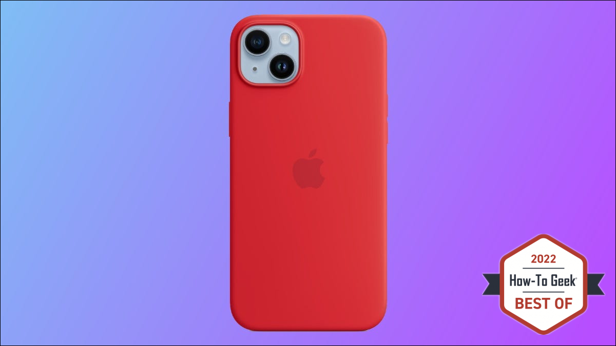 Kasing silikon merah apel dengan latar belakang ungu